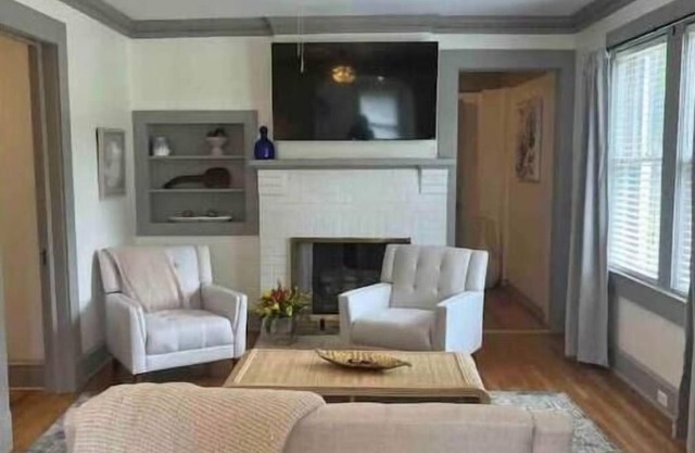 Near square, 4000sf, 2set dining/living, fireplace