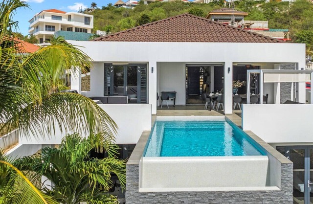 Near the Coast Lux 5BR Villa w/4.5 Baths & Private Pool - The Cove by Bocobay