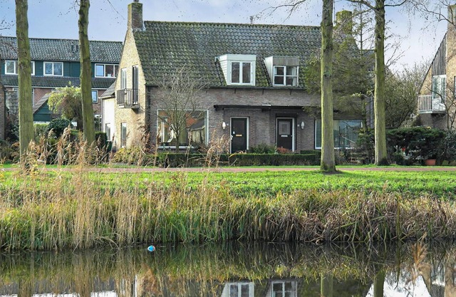 Near the coast you will find the vacation home Rode Meidoorn in the handsome Heiloo. A beautiful hou