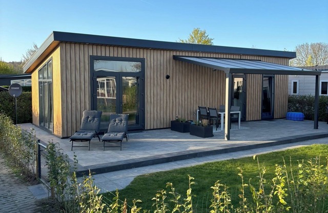 Near the lake: Modern chalet in vacation park "De Veerstal" - child-friendly!