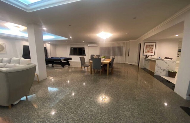 Near to Golf site, Beautiful lake view. Pet Friendly,Family size room