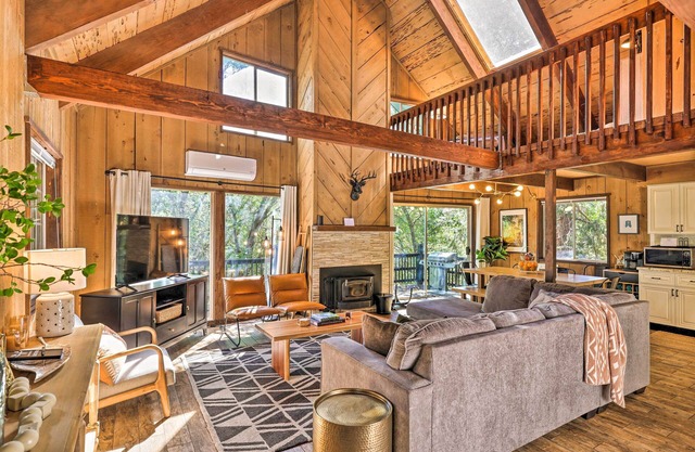 Near Trails: Cabin w/2-Level Deck in Twain Harte