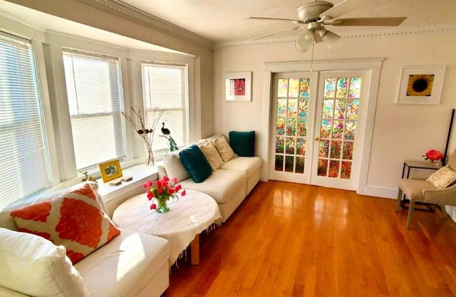 Near Train Station Gorgeous 3-Bedroom Apartment with Patios
