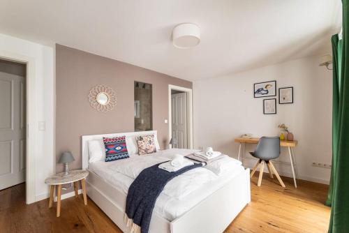 Neat 1BR Duplex by Metro and Center by HM