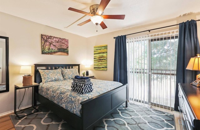 Neat Condo - Short Walk to UF!