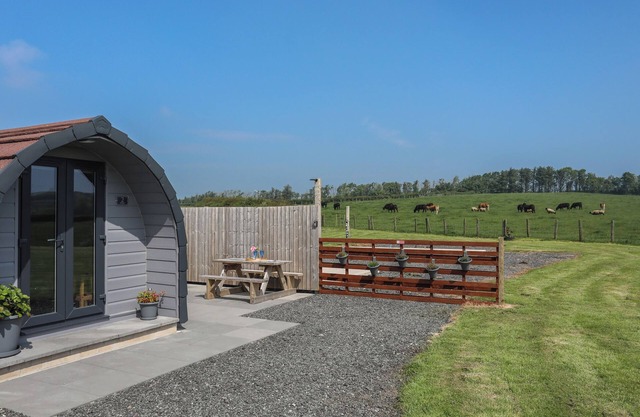 NEBO POD, with hot tub in Amlwch