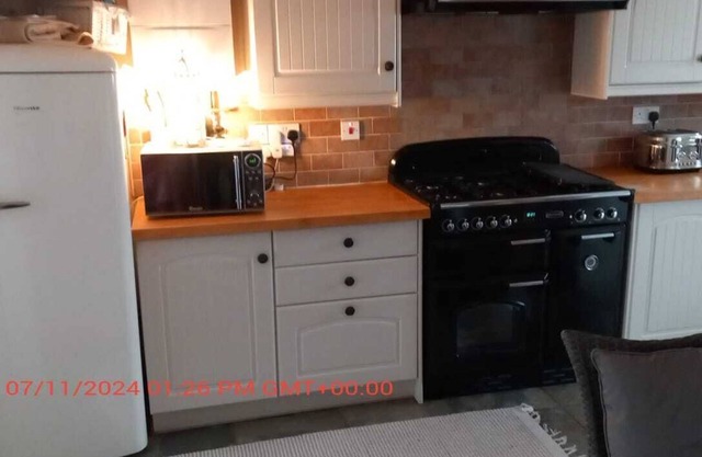 Neighbouring Cotswolds 2 bed + office room house