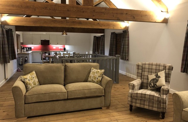 Nellies Shed, 3 bedroom cottage with hot tub. Wolds Way Holiday Cottages