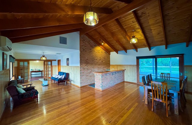 nEntire Home in Beveridgen10 guests, 4 bedrooms-7beds and 2bathsn