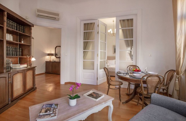 Neoclassical Apartment close to Syntagma-Plaka