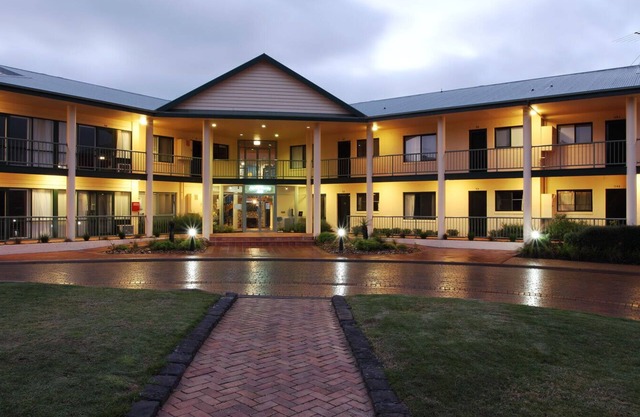 Nepean Country Club - Facilities like Swimming pools, tennis, mini golf, etc