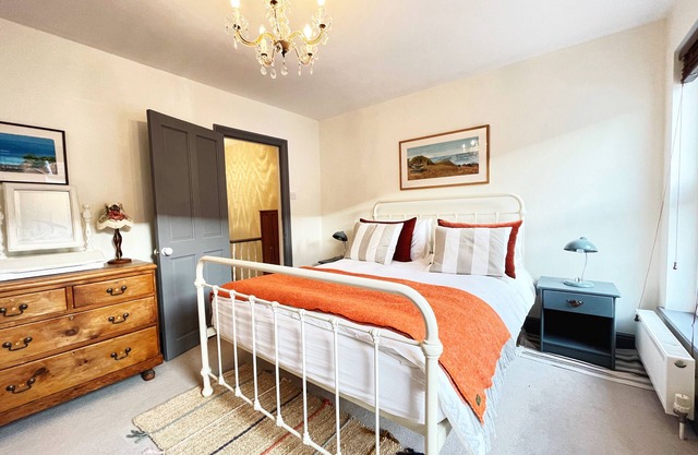 Neptune Cottage Whitstable; 3 bedroom cottage, beautiful garden; 5 mins beach.