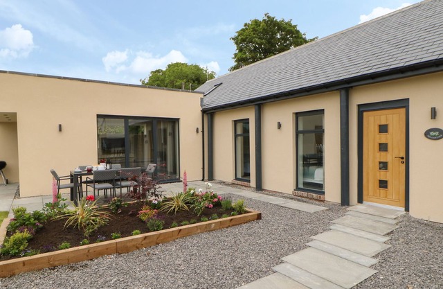 NES COTTAGE, pet friendly, with hot tub in Witton Gilbert