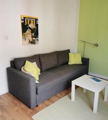 Nettes Schlafzimmer mit Gemeinschaftsbad in zentraler Lage