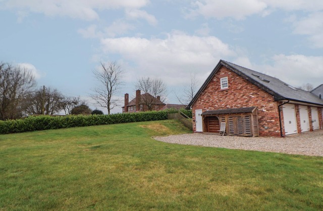NETTLEFORD EXHALE, pet friendly, with a garden in Kelsall