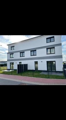Neu-gebautes-komplettes-Reihenhaus