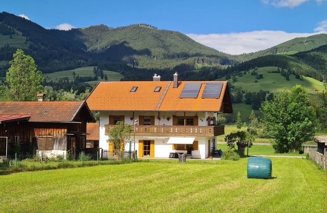 neue, gemütliche Fewo mit Terrasse und Bergblick inmitten der Ammergauer Alpen