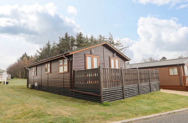 NEVAEH LODGE, pet friendly, with a garden in Swarland