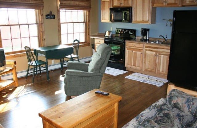 New 1 bedroom lake cabin with FREE resort amenities