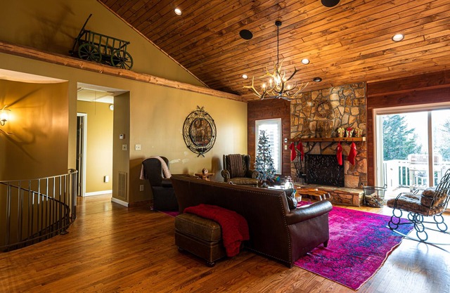 NEW! 18 acre PRIVATE country estate with HOT TUB and FIRE!