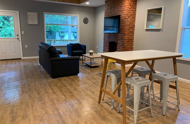 New 2 Bed 2Bath Spacious Apartment w/Deck & Parking