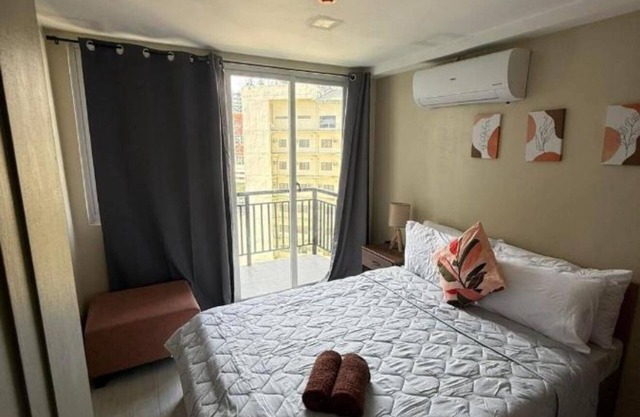 New 2-bedroom condo with WiFi & Netflixn2 minutes walk to Ayala Mall