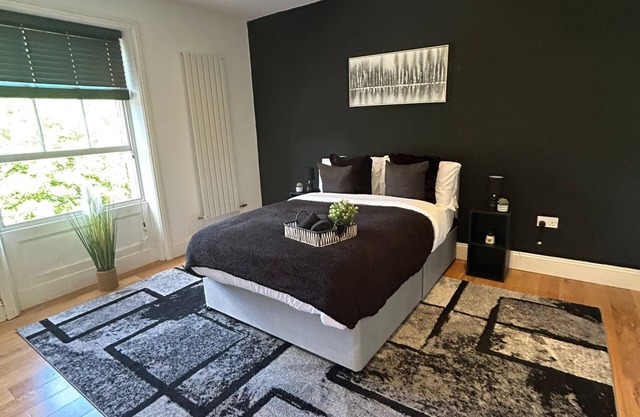 NEW! 2 bedroom, Sleeps 5 Central Grimsby