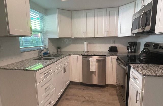 NEW 2-bedroom unit lovely Fort Lauderdale w/AC, WiFi & AMAZING PRIVATE PATIO