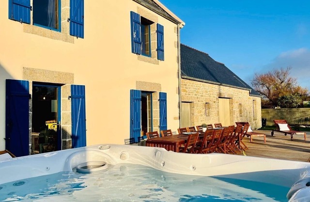 New, 20 meters from the sea, 19 people, table soccer, ping pong, JACUZZI, pétanque