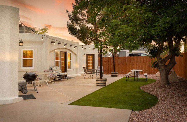 New! 20 Mins to Zion! MTN Views! Game Room*Yard