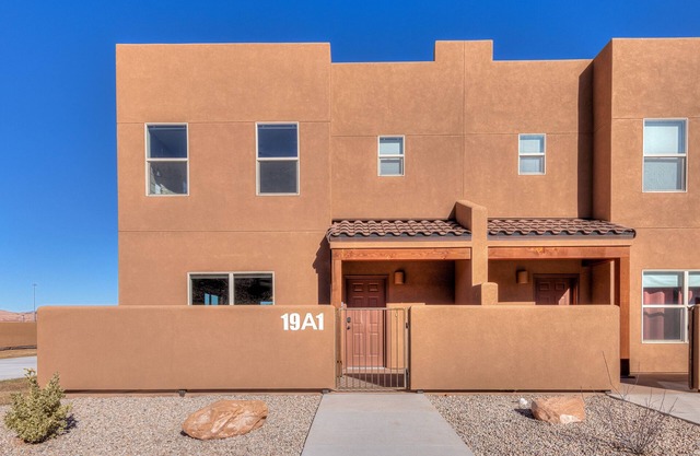 New 2bd, 2.5 bath Townhome w/Red Rock Views, Pool, Hot Tub, full kitchen, w/d
