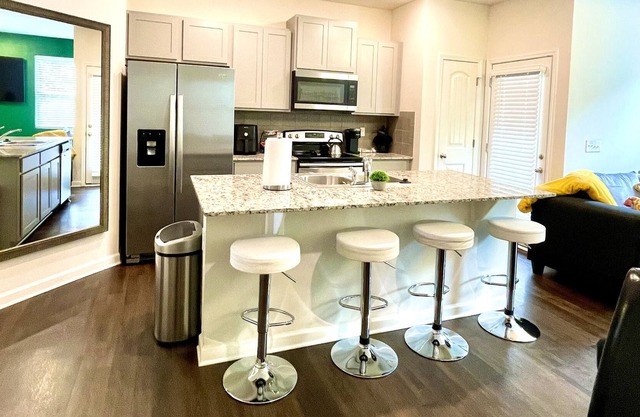 NEW!! 3/2.5 in Union City Mins from Airport & ATL!