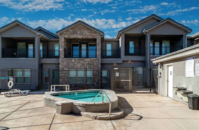 New 3-bedroom townhome with Pool in enchanting Ivins