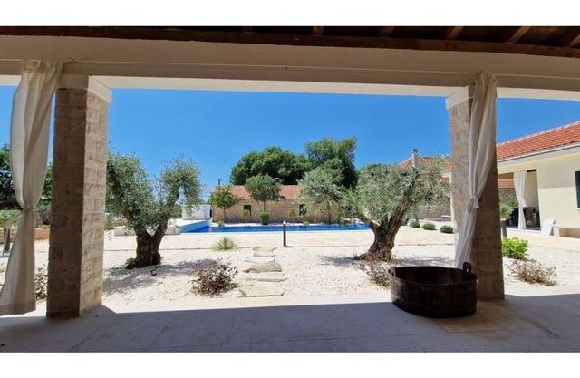NEW! 3 bedrooms, 2 bathrooms, infinity pool view, FREE wine tour