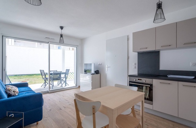 New 3-Star Apartment - Pool, 100m from Ocean, For 4 People, WiFi, A/C, Parking, Housekeeping Included