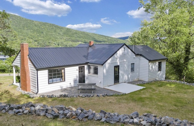 NEW 3BR Seconds to Blue Ridge Parkway-Cozy & Comfy