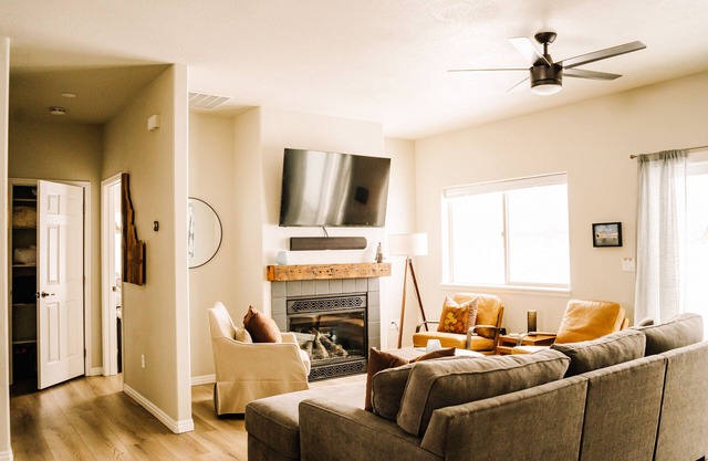 NEW 3King beds/2 bath, views, near Tamarack, Lake Cascade, kids/pet-friendly,