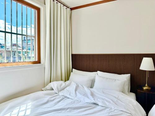 New, 3min to Hapjeong St, Airport bus stop, 8min to Hongdae & Mangwon Market, Han River Park, 2BR 3QB full of sunshine, Hotel bedding, City Nature