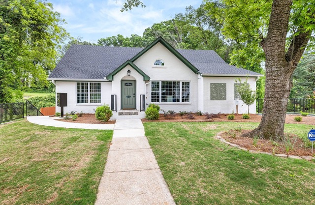 New 4/3 in Heart of Gainesville. 16+ day stays only. 5 min to city square & NGMC