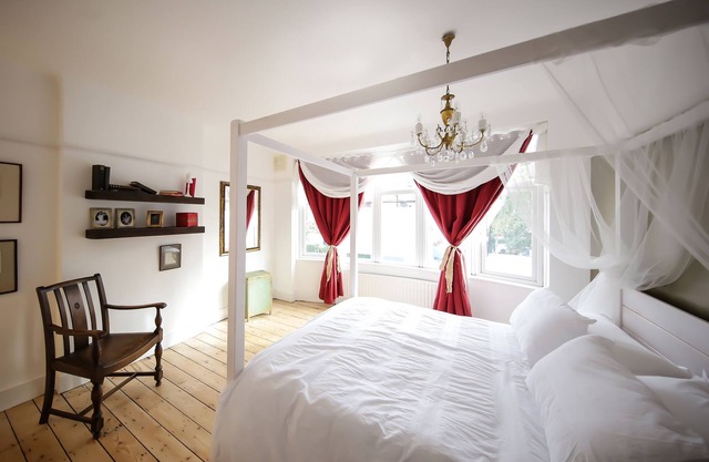 NEW: 4 bed family townhouse - sleeps 13 - FREE BREAKFAST & FREE PARKING