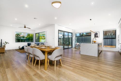 New 4 bedroom city home with Tesla charger - Hosted by CanStay