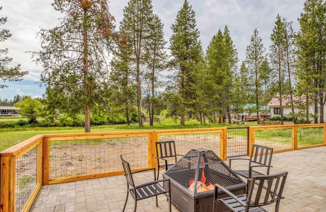 New 4 bedroom Home Along the Canal and Close to Sunriver!