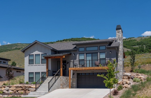 New 4 bedroom Home with amazing views and private Hot Tub