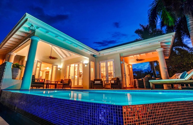 New 4 bedroom villa with infinity pool. 4 minute walk to Beach!