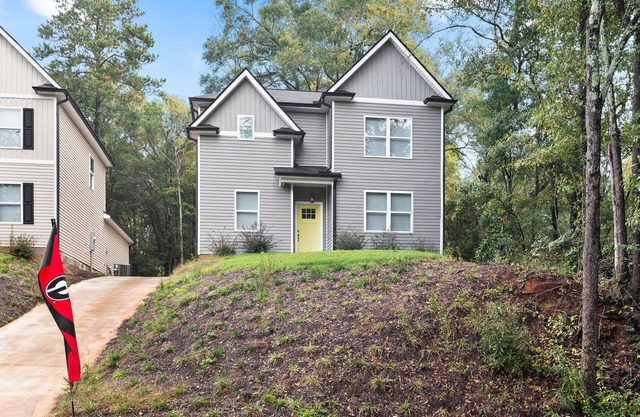 NEW! 4 BR 3.5 BA Sleeps 8 5 mins from UGA