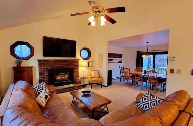 NEW! 5 Star Gated Community. Wifi, Games, Fire Pit, 5 Smart TVs, Towels/Linens!