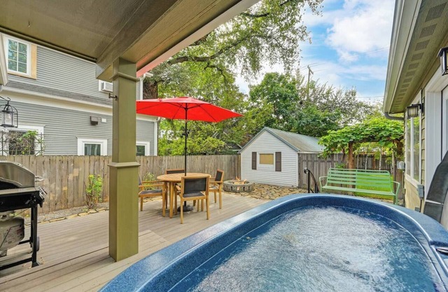 NEW! 5th St Retreat- walk to DT, Hot Tub!