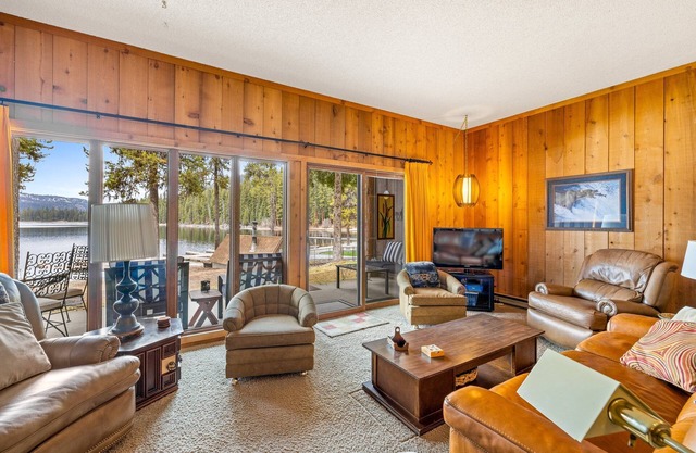 New* 70s Lakefront condo in Tamarack Bay with dock, pool, beach