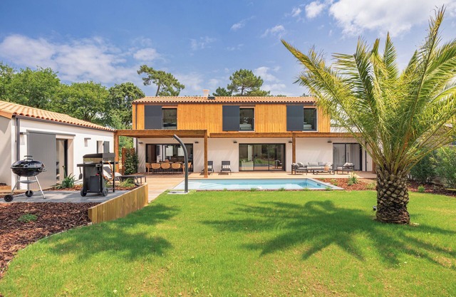 New air-conditioned archecte villa, heated pool near beach and shops
