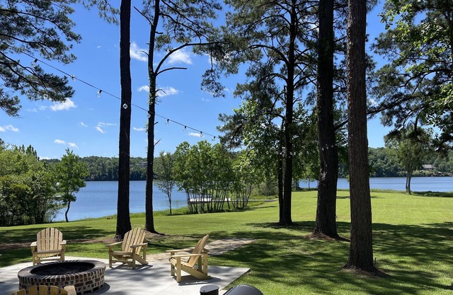 NEW! Amazing Waterfront Home on Lake Tuscaloosa, flat walk to dock, 15 mi to UA